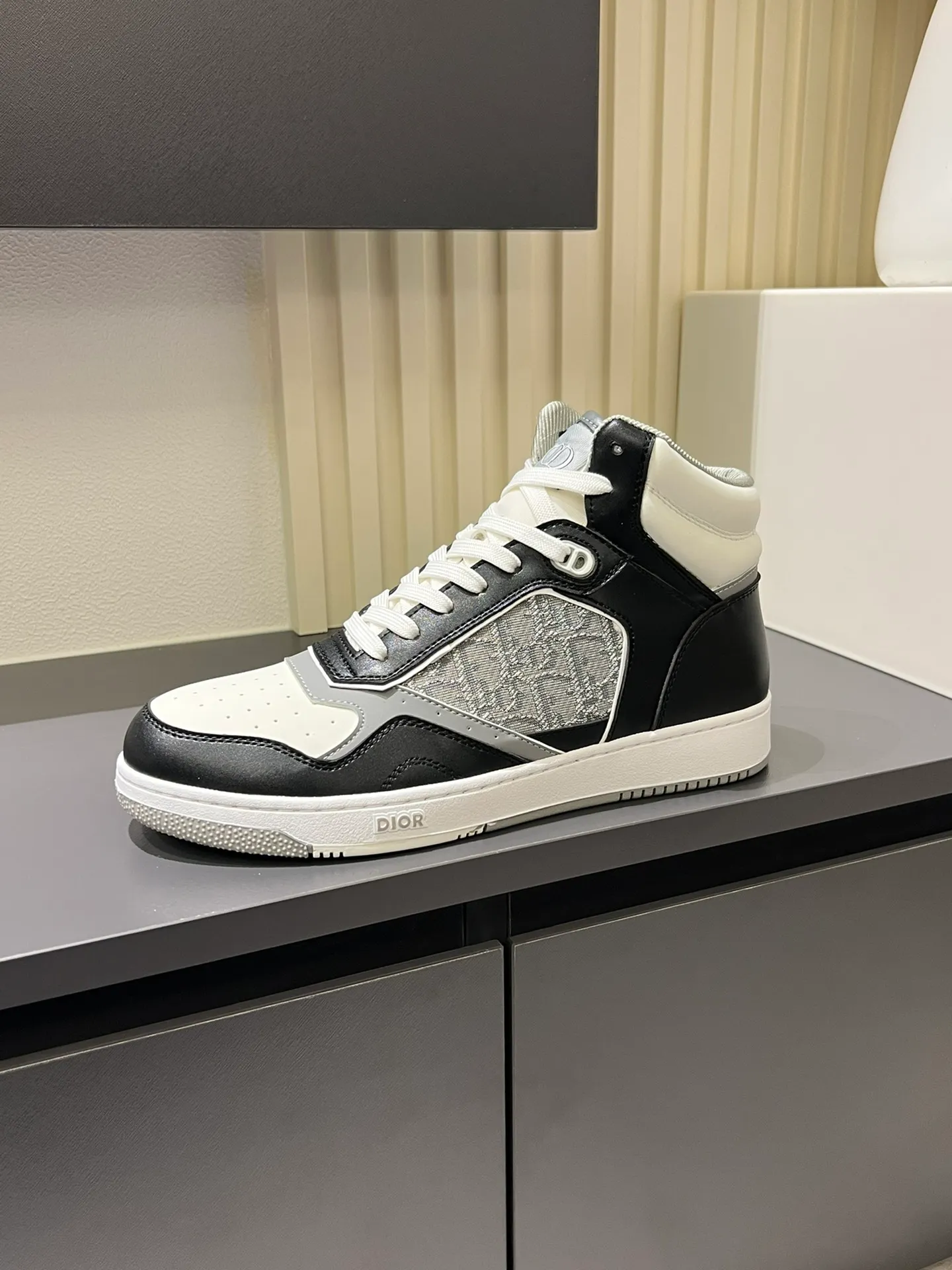 Men's shoes 💰p460 "Dio*" mid-top B27 casual sneakers. This B27 high-top sneaker is a new product in the series and continues Di*r's classic style. Crafted from gray and white smooth calf leather with beige and black Oblique print panels on the sides. The "CD Icon" shaped shoelace eyelets are clever and delicate, and the two-color rubber sole, rear collar and heel are all equipped with the brand's iconic details to enhance the style. Oblique printed straps at the ankle allow for an adjustable fit to complement the overall design. Fashionable and versatile, it can complement any look. Create an exquisite design with unique dynamic vitality and modern atmosphere, presented in low-top and high-top styles. This new must-have shoe adds a new dimension to Dior's archive heritage, embodying modern elegance. Purchase the original version and make it 1:1. If you need top quality, please come to me! Male 38-44!